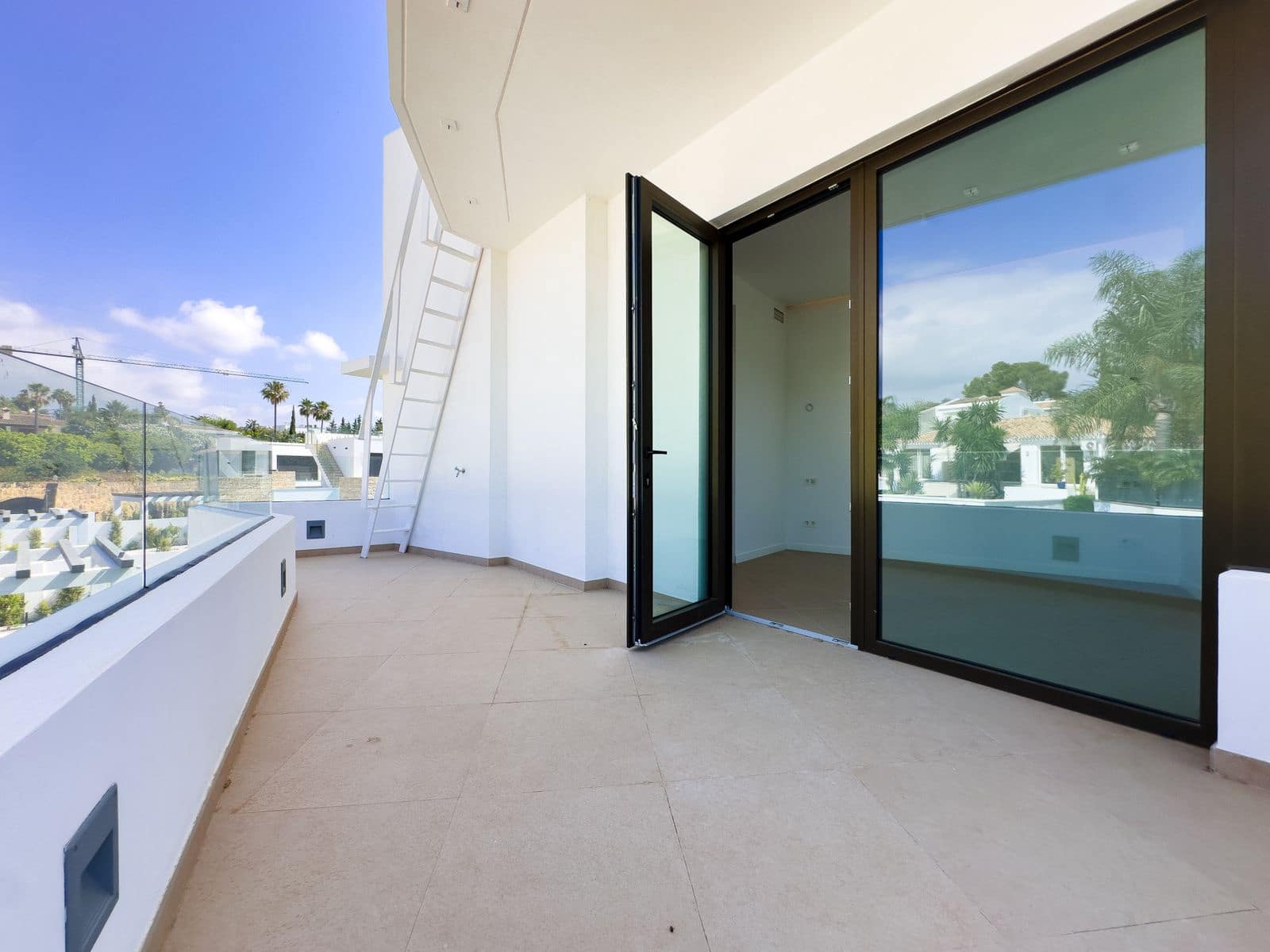 4 bedroom Villa for sale in Estepona - € 2,200,000 (Ref: 9921284)
