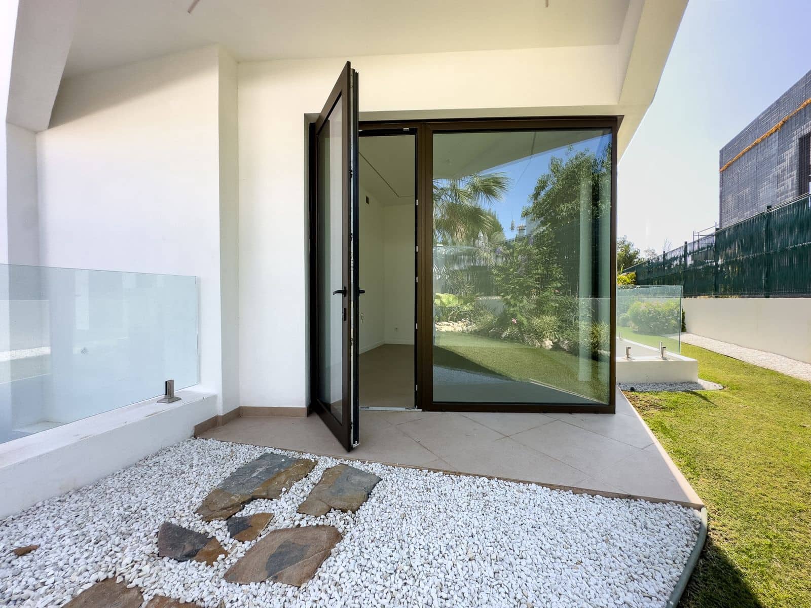 4 bedroom Villa for sale in Estepona - € 2,200,000 (Ref: 9921284)