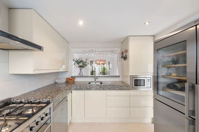 4 chambre Maison de Ville à vendre à Nueva Andalucia, Marbella - 650 000 € (Ref: 9933768)