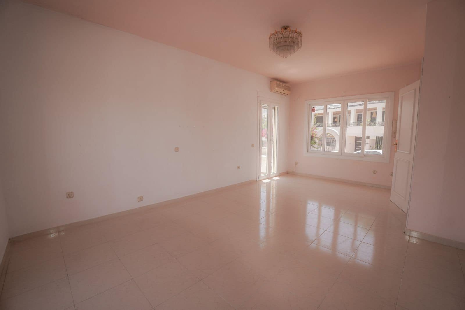 4 bedroom Villa for sale in Nueva Andalucia - € 995,000 (Ref: 9933784)