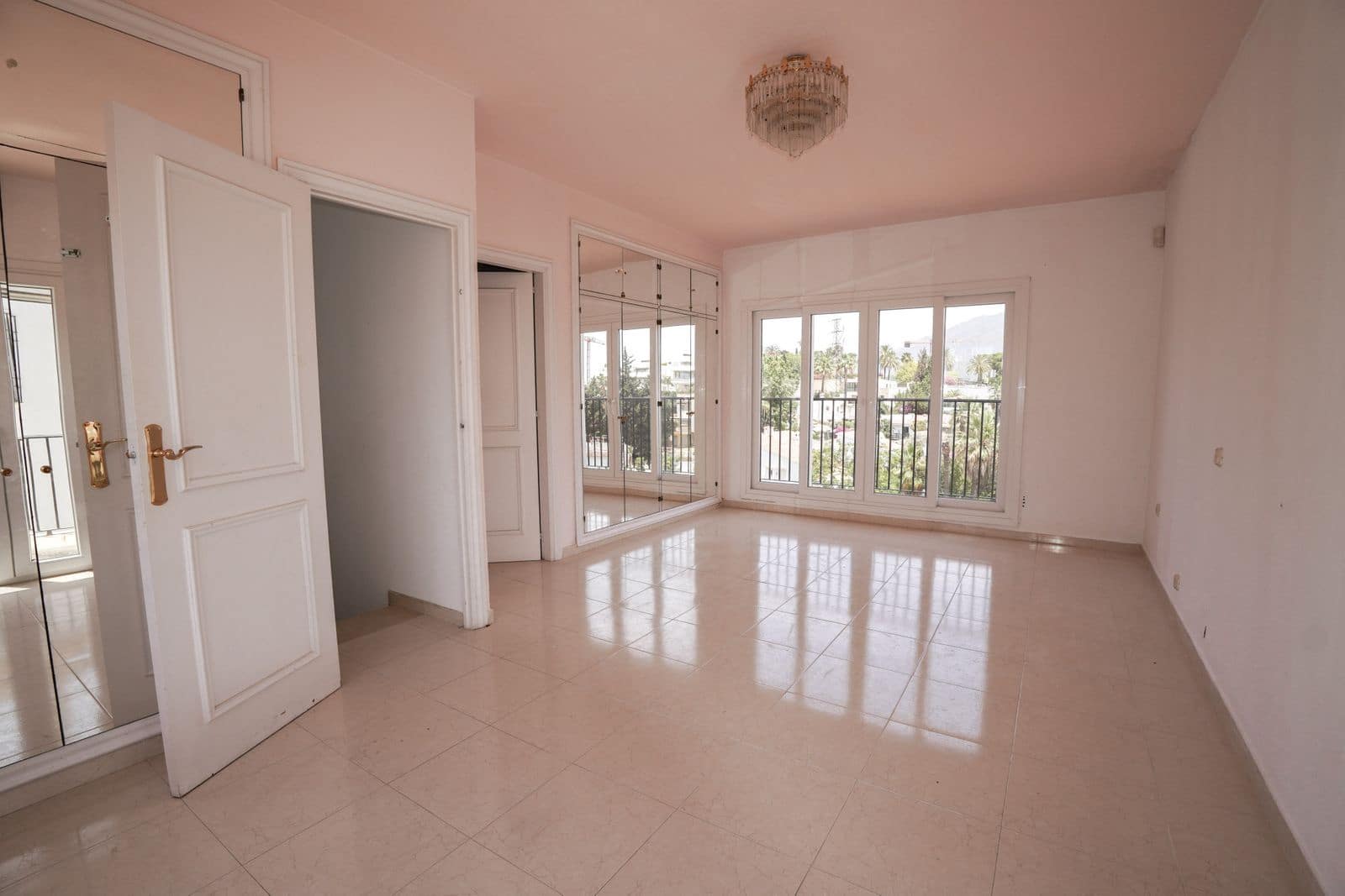 4 bedroom Villa for sale in Nueva Andalucia - € 995,000 (Ref: 9933784)