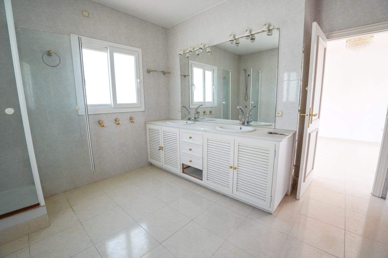 4 bedroom Villa for sale in Nueva Andalucia - € 995,000 (Ref: 9933784)