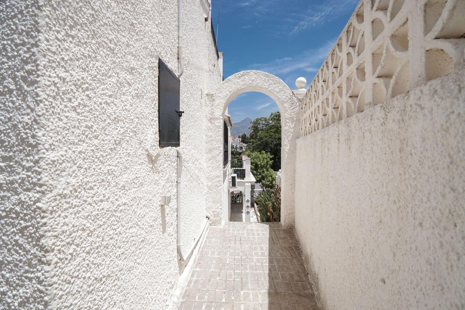 4 bedroom Villa for sale in Nueva Andalucia - € 995,000 (Ref: 9933784)