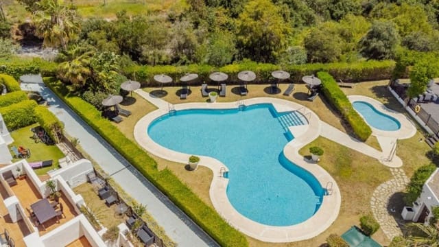 1 bedroom Apartment for sale in Selwo, Estepona - € 299,000 (Ref: 9933818)