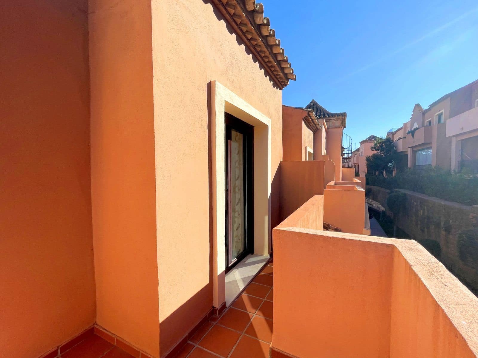 3 chambre Villa/Maison Semi-Mitoyenne à vendre à Estepona - 885 000 € (Ref: 9933820)