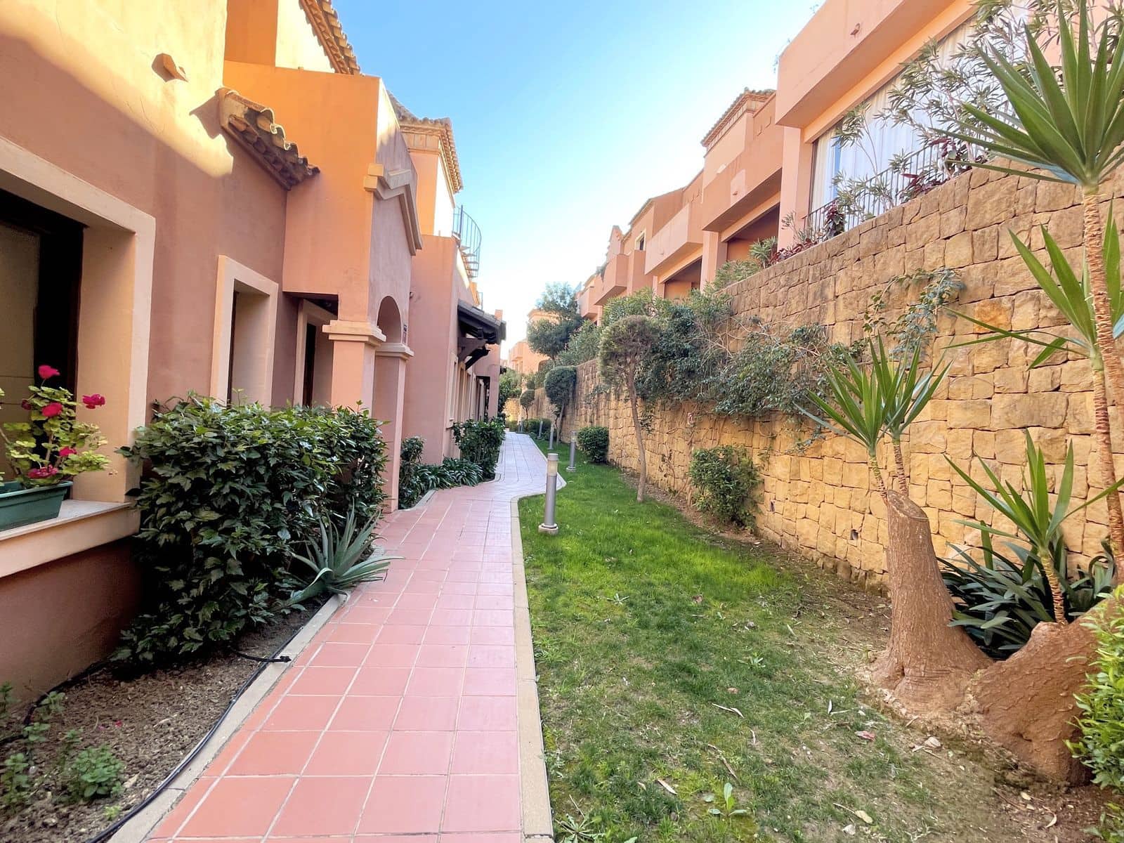 3 chambre Villa/Maison Semi-Mitoyenne à vendre à Estepona - 885 000 € (Ref: 9933820)