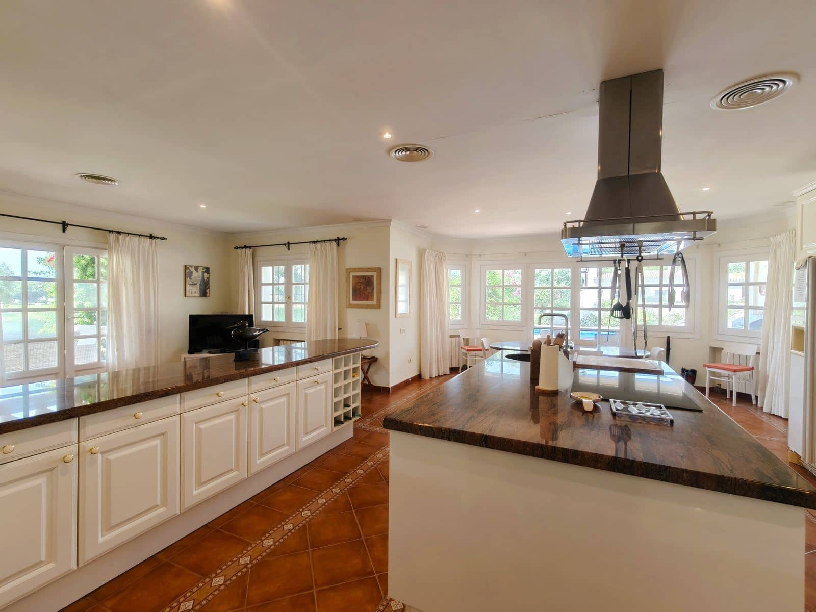 5 bedroom Villa for sale in San Roque - € 1,750,000 (Ref: 9933836)