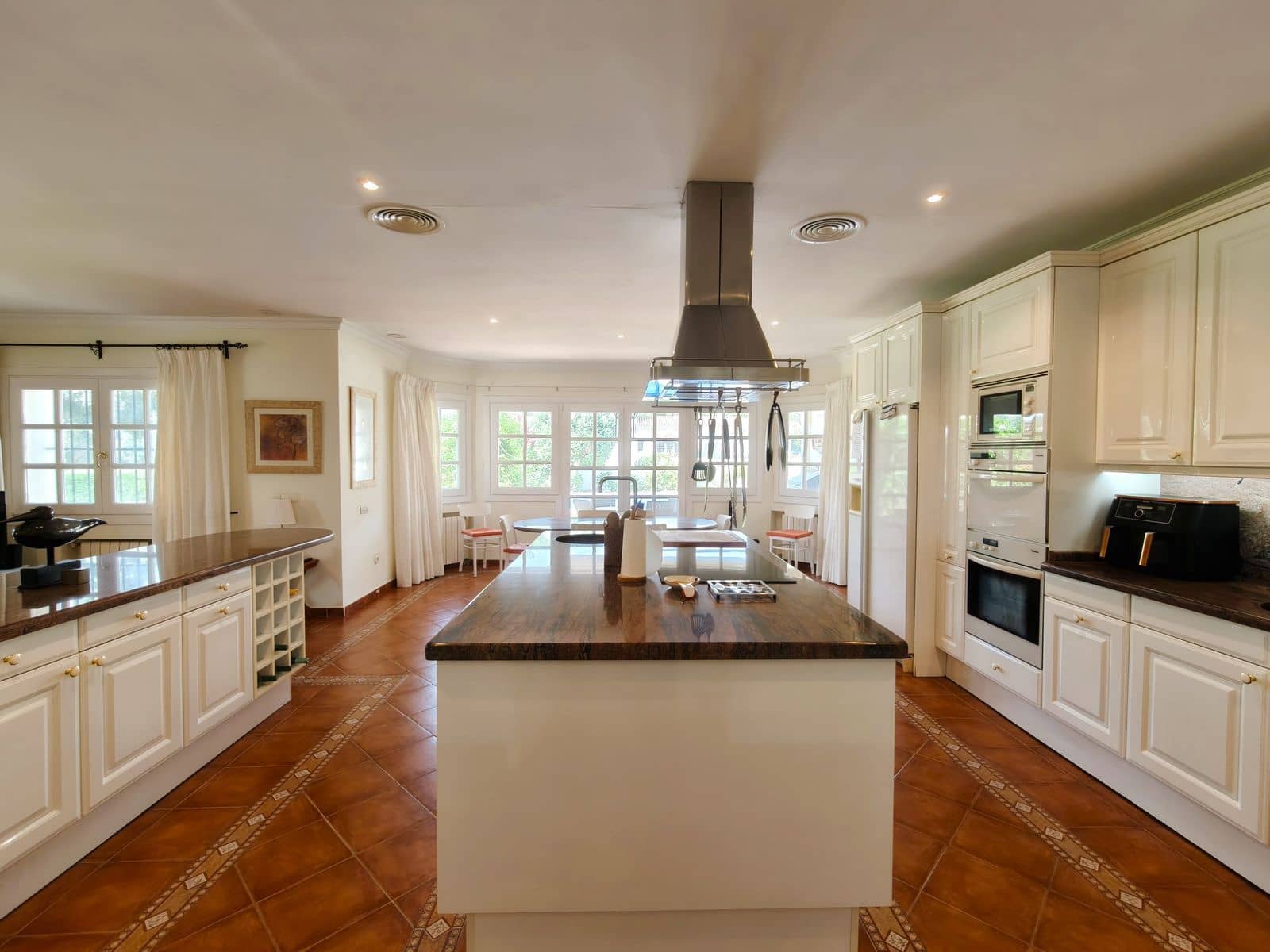5 bedroom Villa for sale in San Roque - € 1,750,000 (Ref: 9933836)