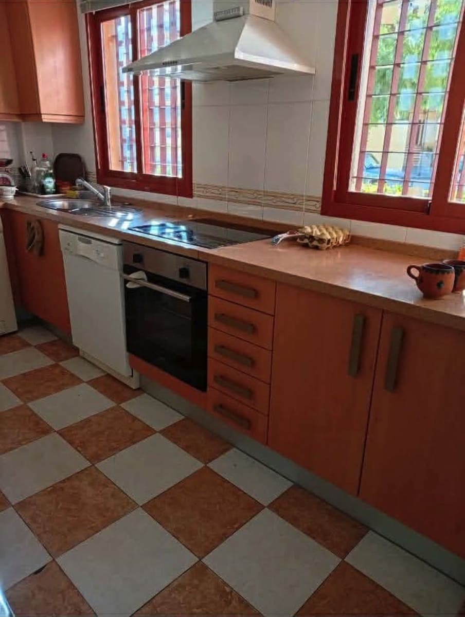 3 bedroom Semi-detached Villa for sale in La Duquesa / Puerto de la Duquesa - € 371,000 (Ref: 9933841)