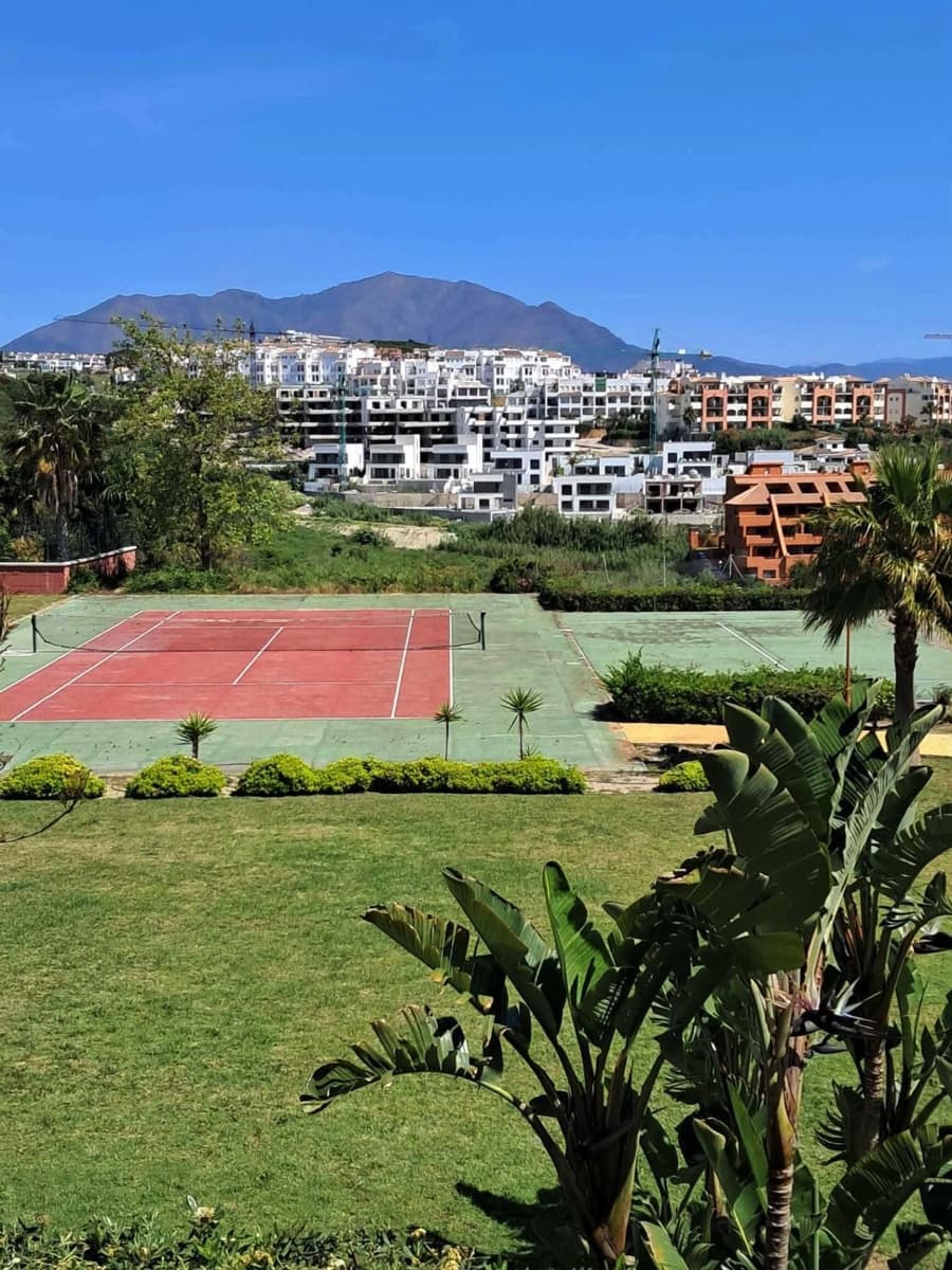 3 bedroom Semi-detached Villa for sale in La Duquesa / Puerto de la Duquesa - € 371,000 (Ref: 9933841)