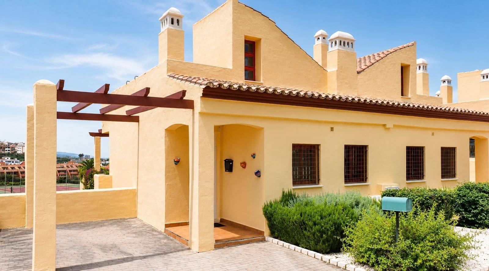 3 bedroom Semi-detached Villa for sale in La Duquesa / Puerto de la Duquesa - € 371,000 (Ref: 9933841)