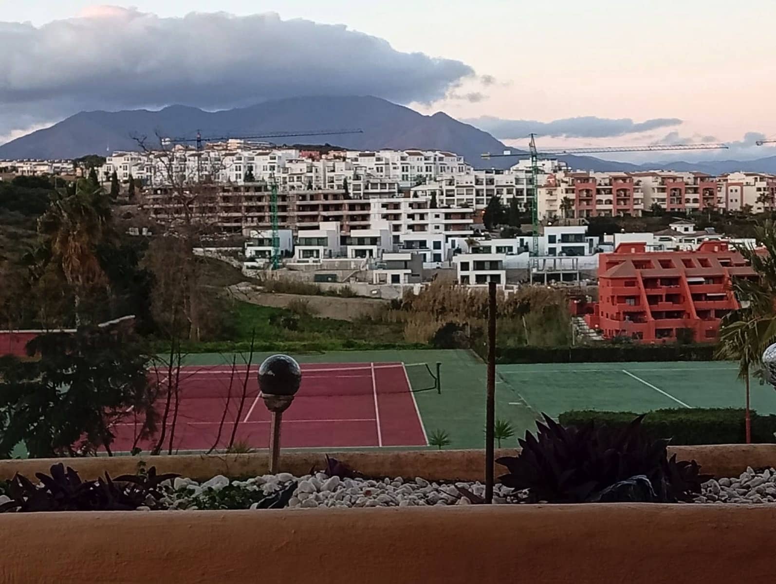 3 bedroom Semi-detached Villa for sale in La Duquesa / Puerto de la Duquesa - € 371,000 (Ref: 9933841)