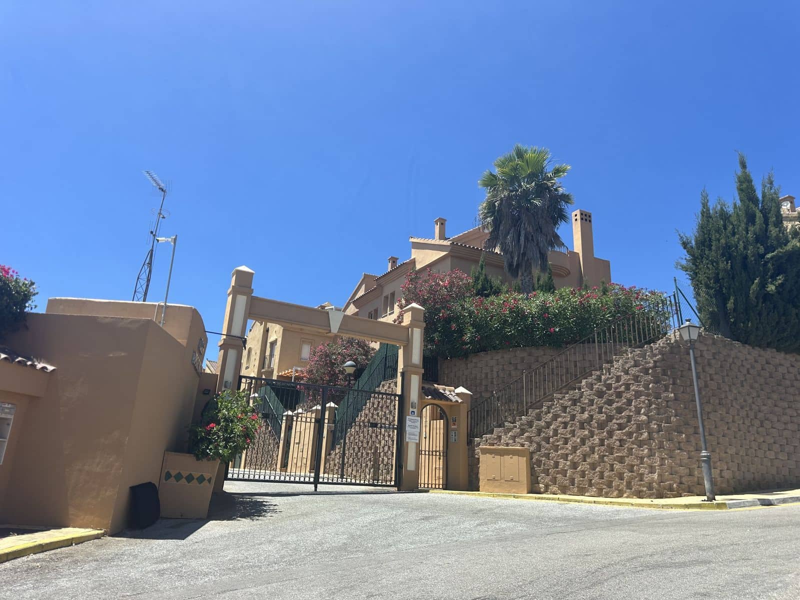5 soverom Kjedet enebolig til salgs i Riviera del Sol - € 440 000 (Ref: 9933851)