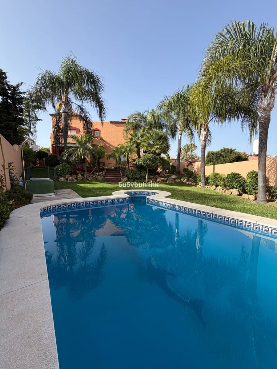 7 quarto Casa em Banda para venda em Marbella - 1 250 000 € (Ref: 9933860)