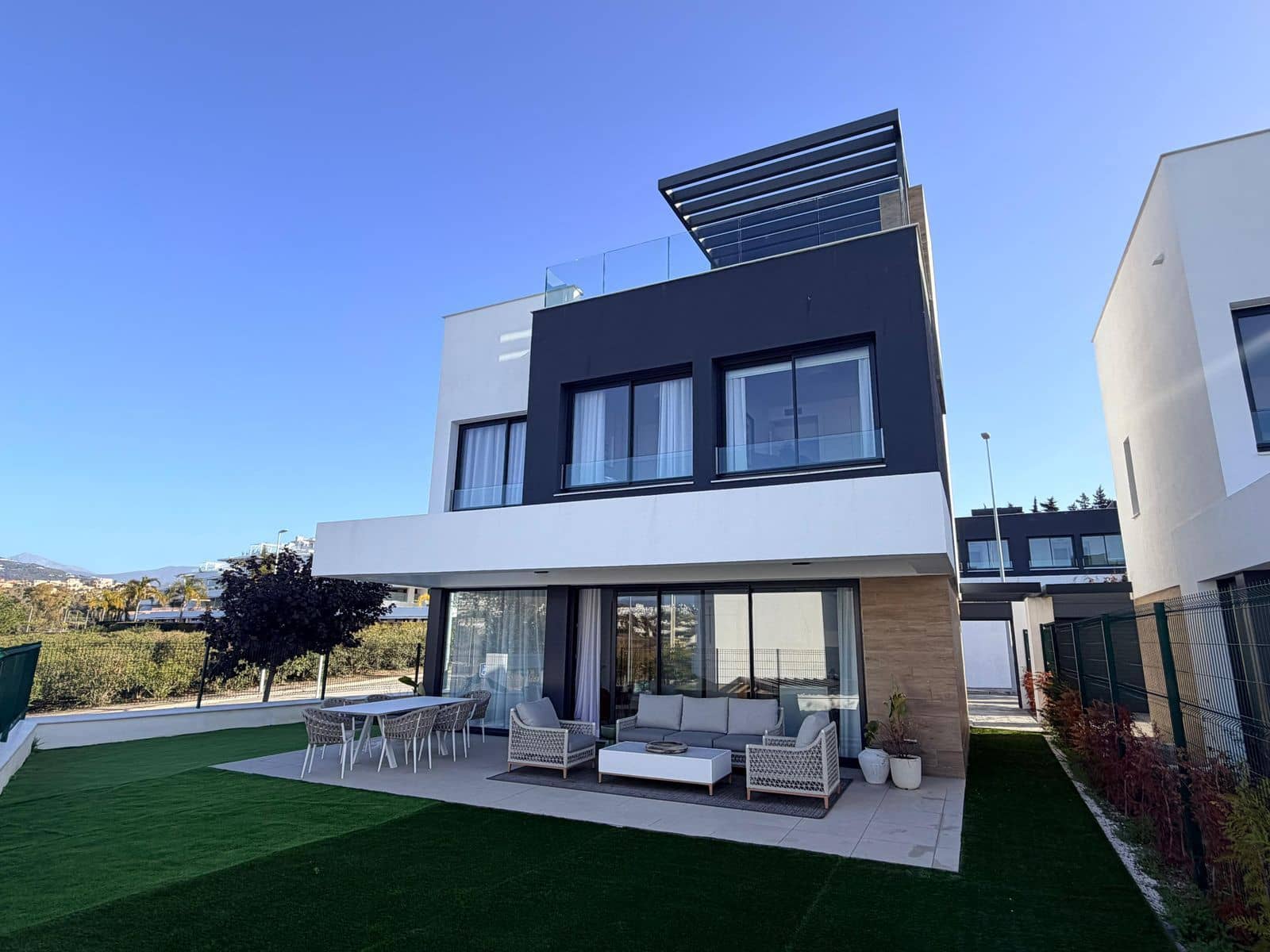 3 bedroom Villa for sale in Estepona - € 875,000 (Ref: 9933870)