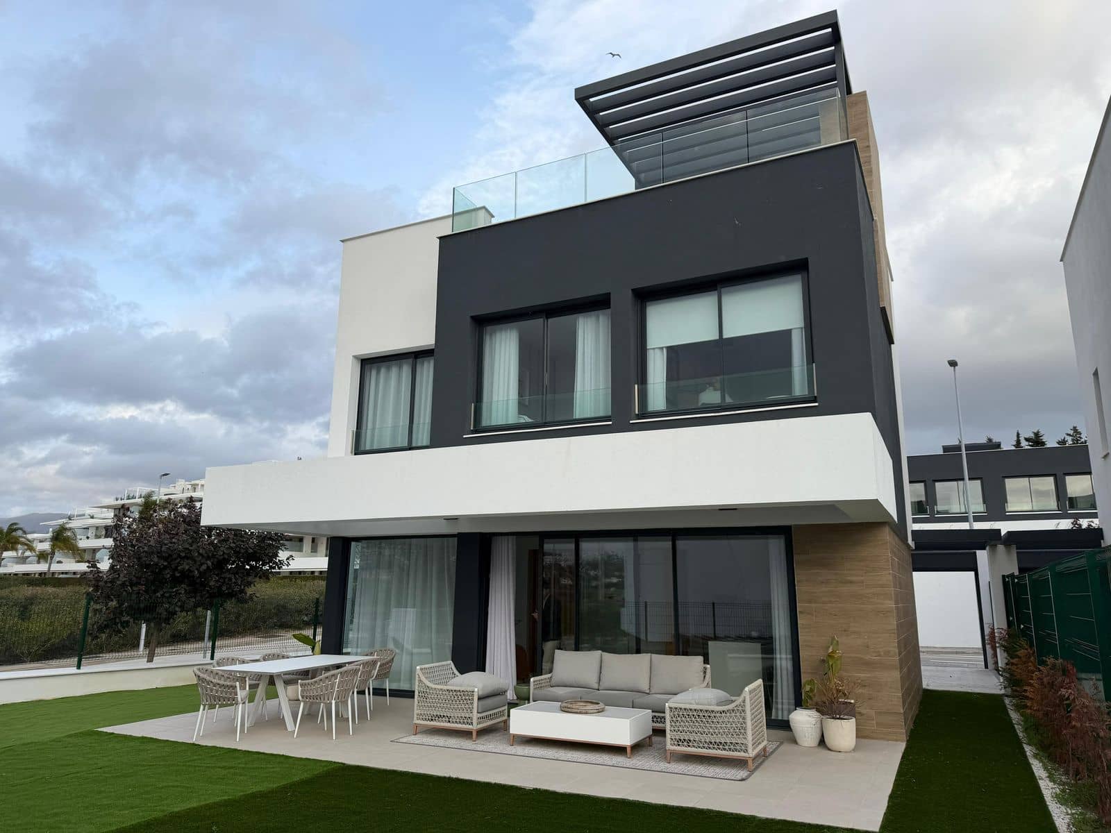 3 bedroom Villa for sale in Estepona - € 875,000 (Ref: 9933870)
