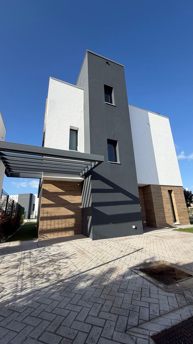 3 bedroom Villa for sale in Estepona - € 875,000 (Ref: 9933870)