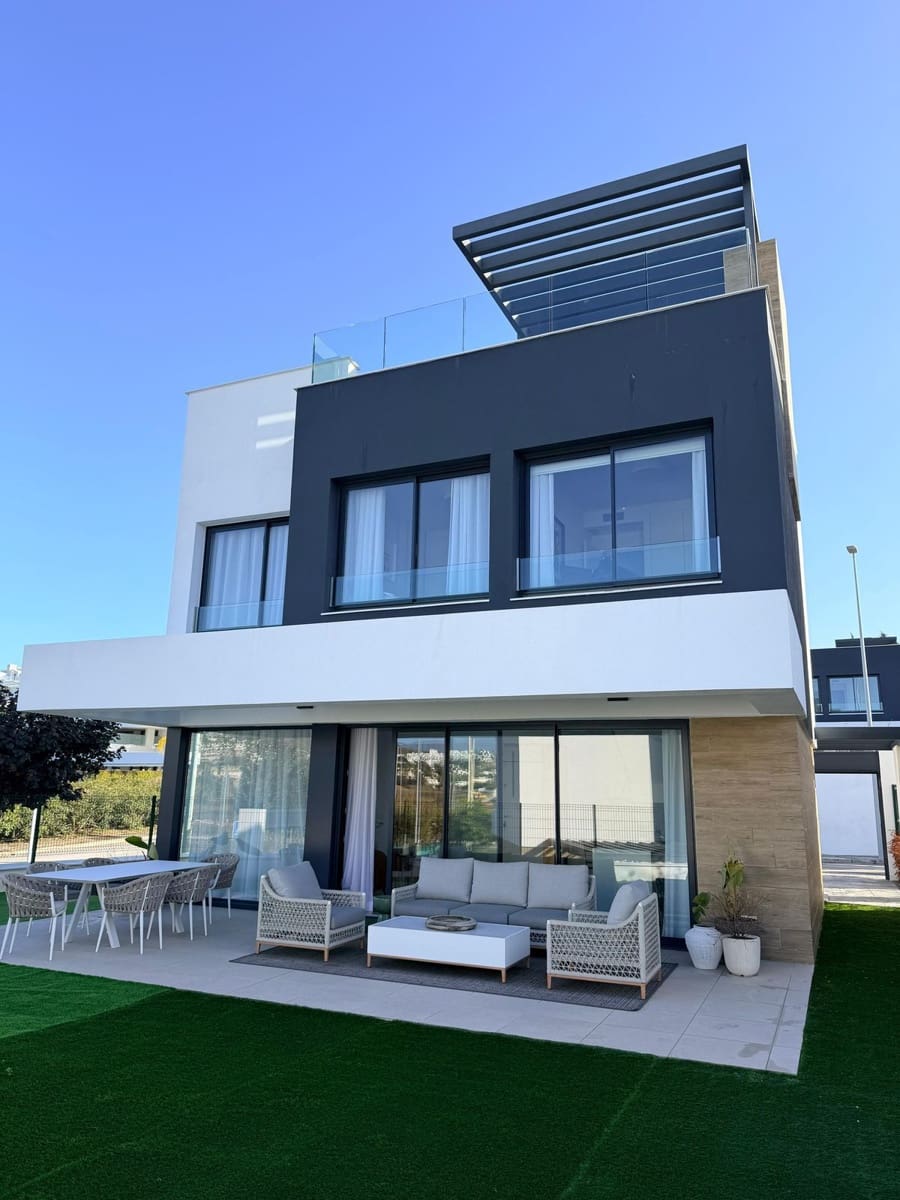 3 bedroom Villa for sale in Estepona - € 875,000 (Ref: 9933870)