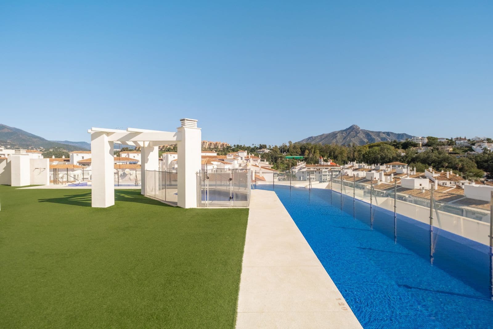 2 soverom Leilighet til salgs i Nueva Andalucia - € 425 000 (Ref: 9937675)