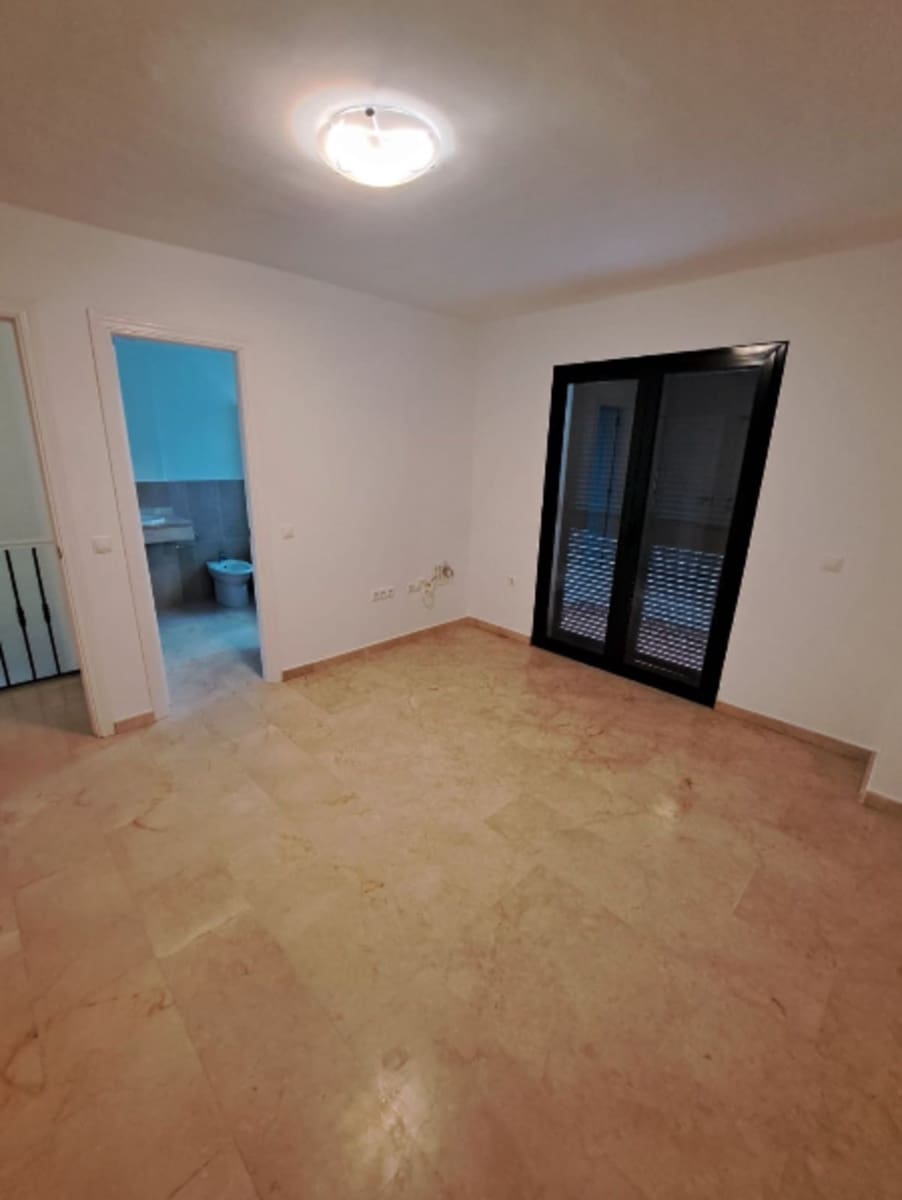 3 quarto Casa em Banda para venda em La Duquesa / Puerto de la Duquesa - 588 000 € (Ref: 9937684)