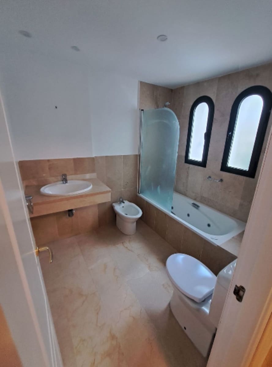 3 quarto Casa em Banda para venda em La Duquesa / Puerto de la Duquesa - 588 000 € (Ref: 9937684)