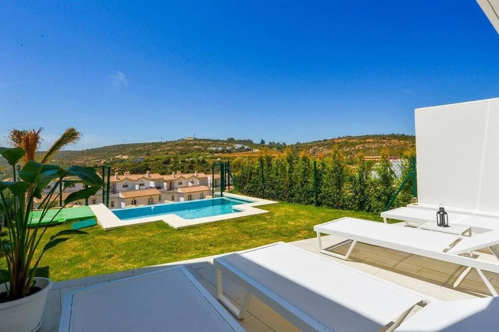 Pareado de 3 habitaciones en Manilva en venta - 695.000 € (Ref: 9937690)