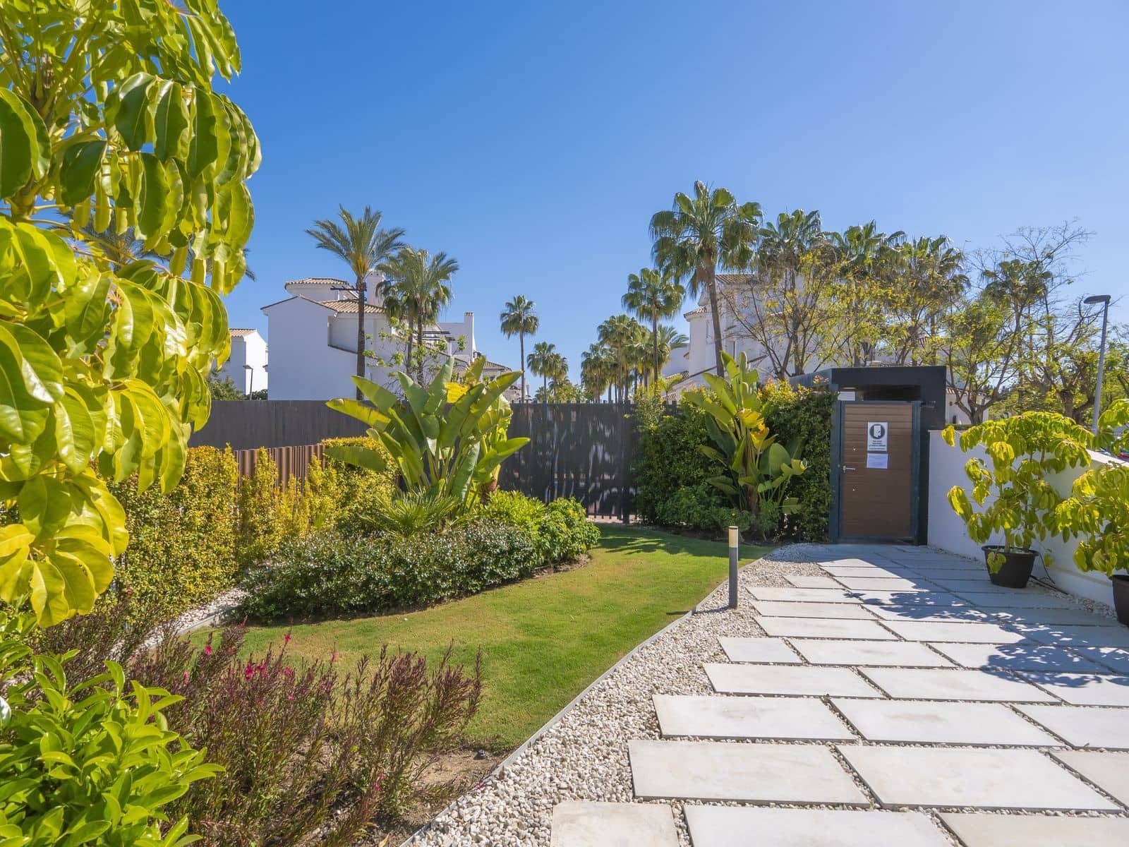 4 bedroom Townhouse for sale in Nueva Andalucia - € 945,000 (Ref: 9937722)
