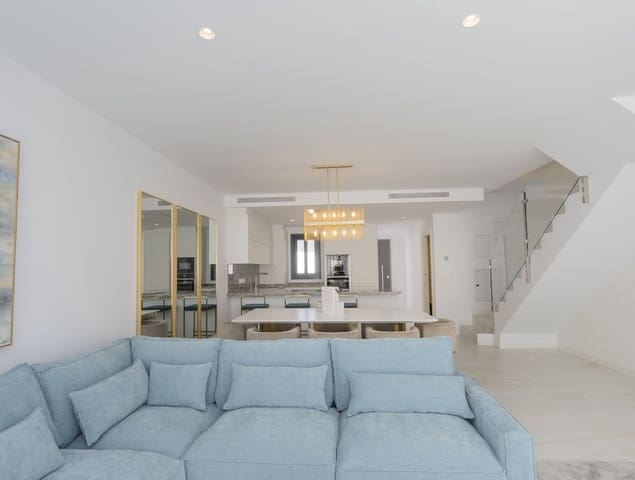 4 soveværelse Byhus til salg i Nueva Andalucia, Marbella - € 945.000 (Ref: 9937722)