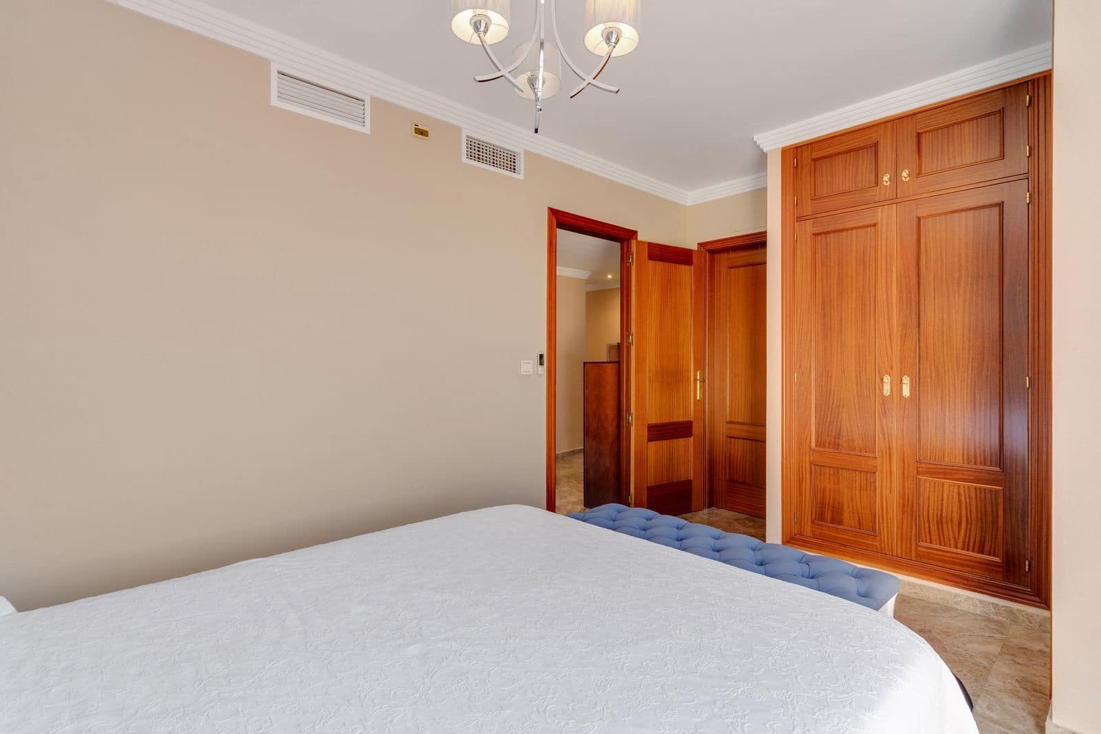 3 slaapkamer Halfvrijstaande villa te koop in Estepona - € 590.000 (Ref: 9937729)