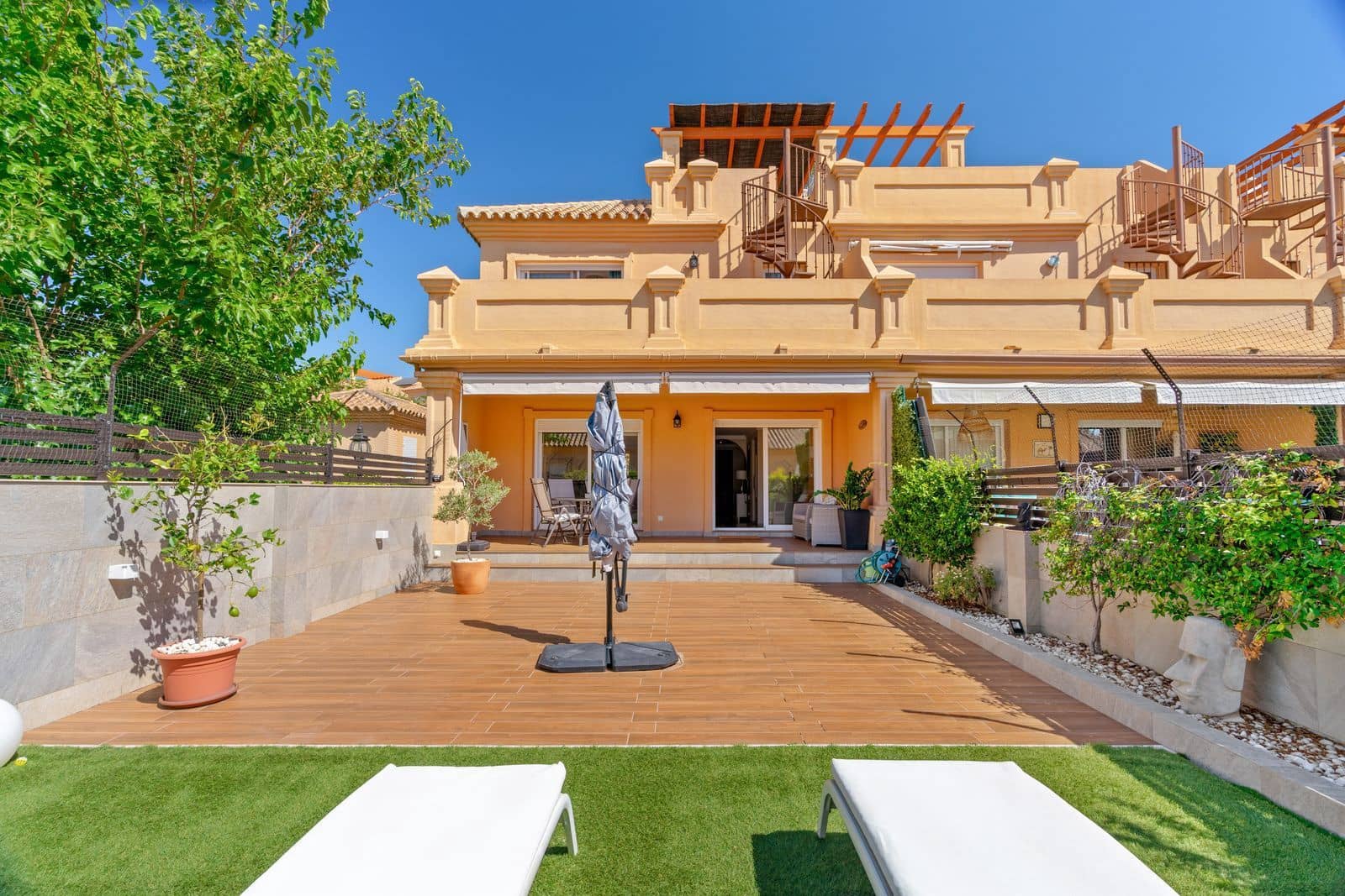 3 slaapkamer Halfvrijstaande villa te koop in Estepona - € 590.000 (Ref: 9937729)