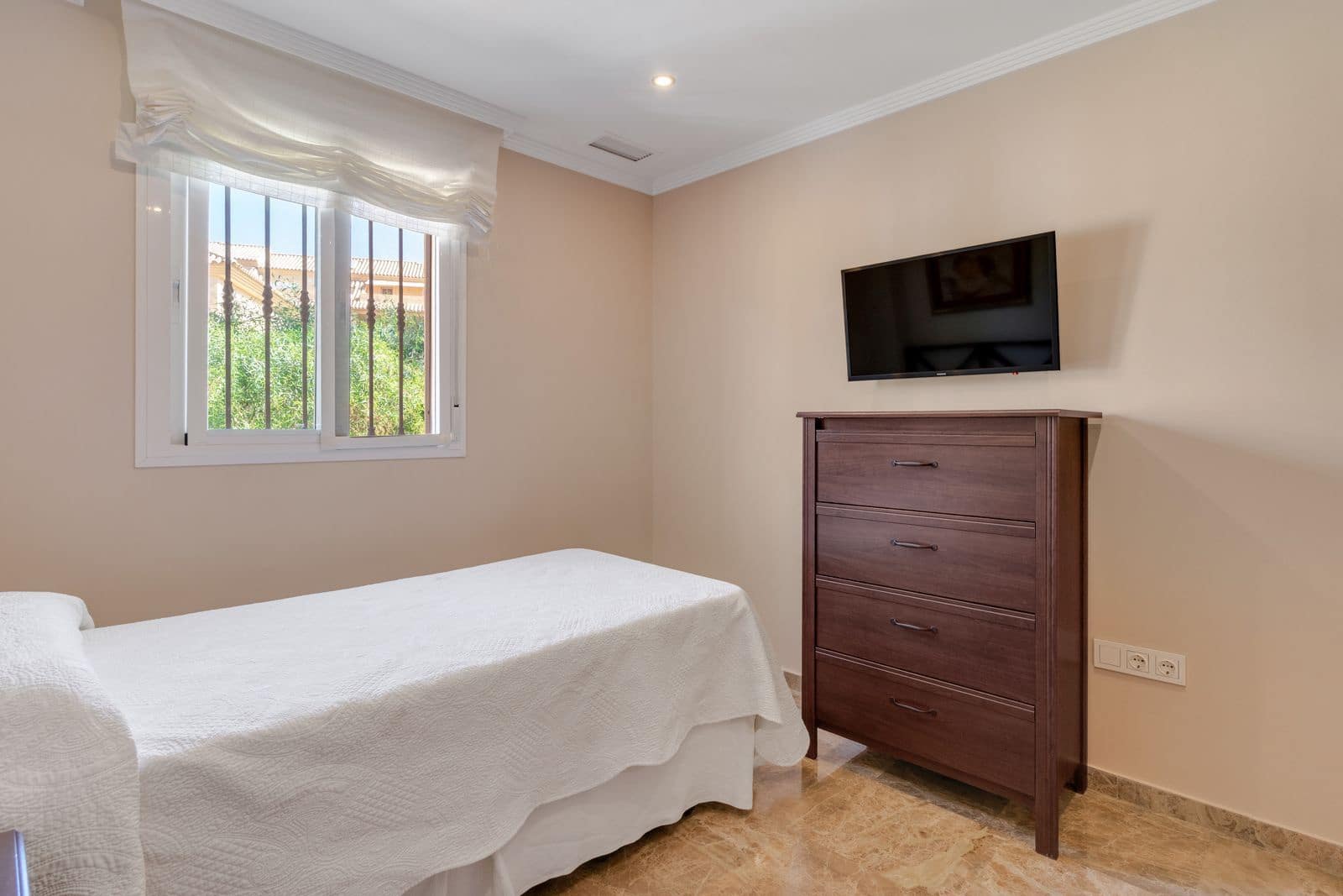 3 slaapkamer Halfvrijstaande villa te koop in Estepona - € 590.000 (Ref: 9937729)