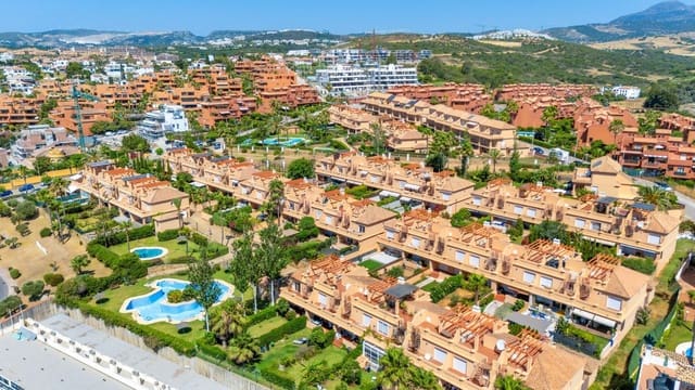 3 slaapkamer Halfvrijstaande villa te koop in Estepona - € 590.000 (Ref: 9937729)