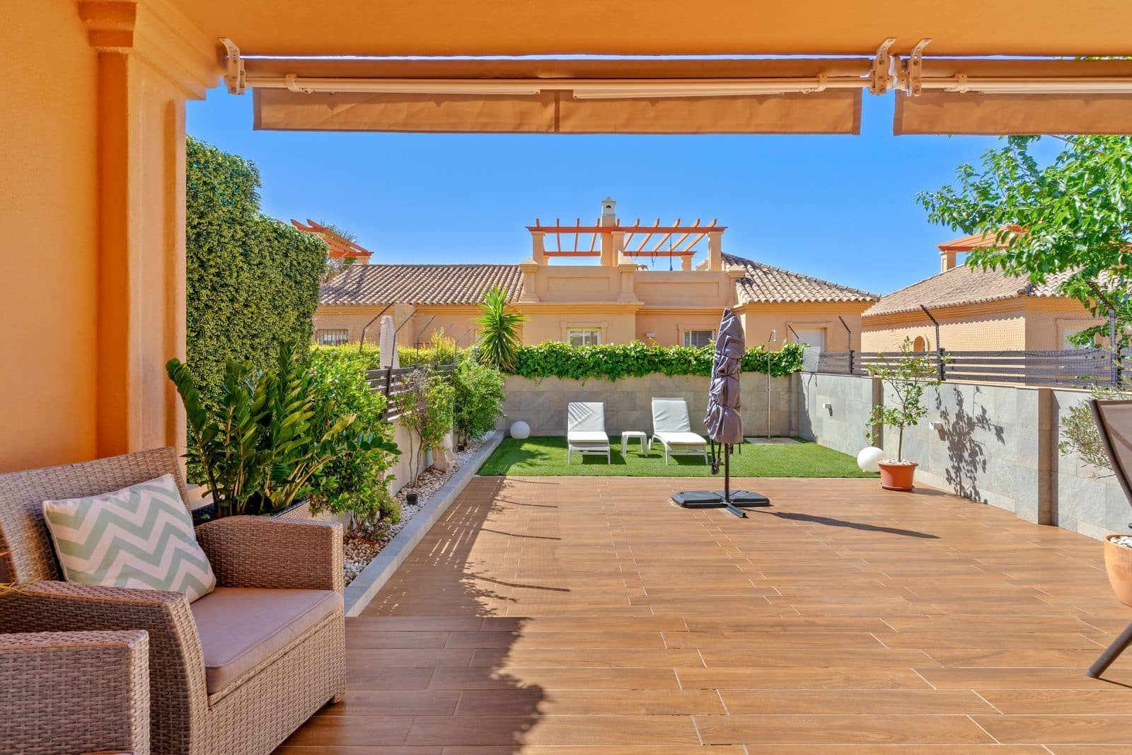 3 slaapkamer Halfvrijstaande villa te koop in Estepona - € 590.000 (Ref: 9937729)