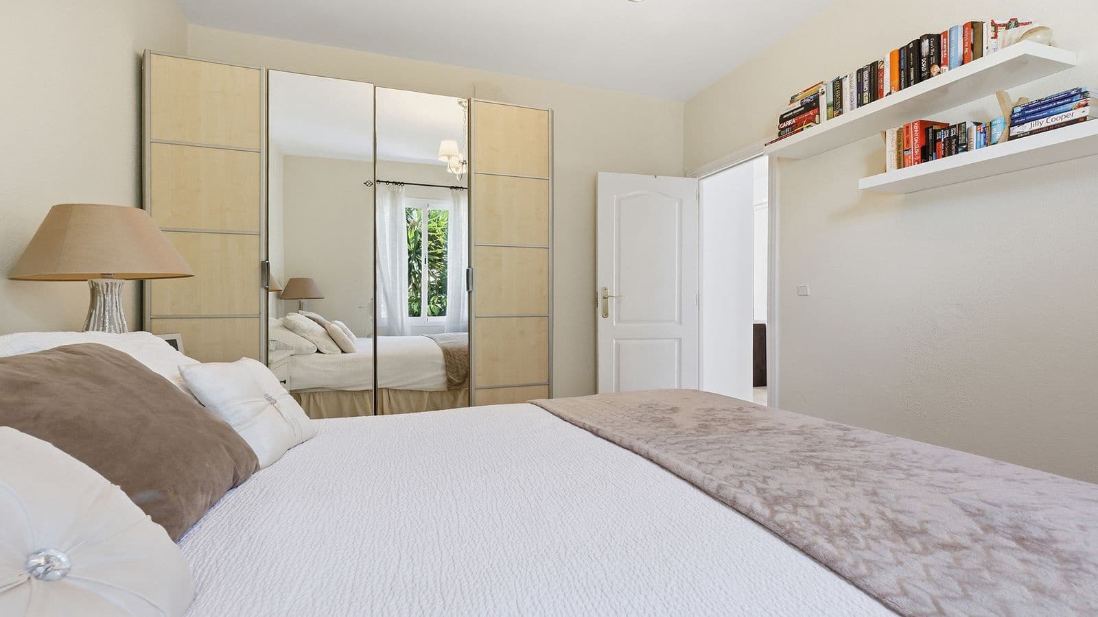 4 quarto Moradia para venda em La Duquesa / Puerto de la Duquesa - 650 000 € (Ref: 9952198)
