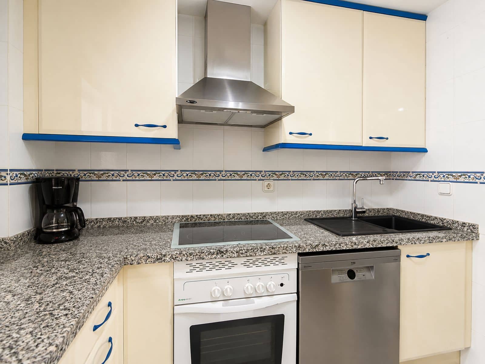 2 slaapkamer Appartement te koop in Manilva - € 330.000 (Ref: 9952224)