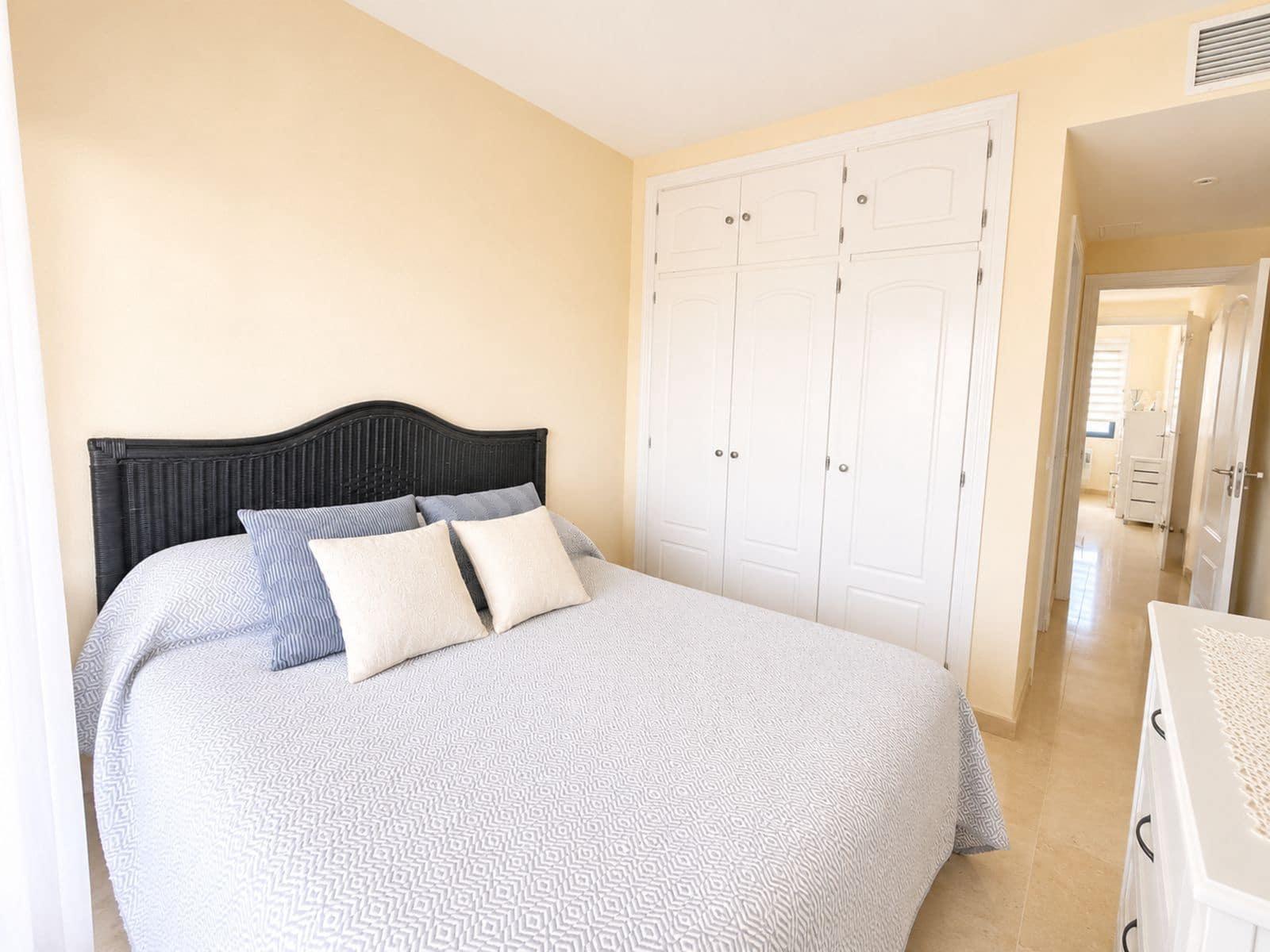 2 slaapkamer Appartement te koop in Manilva - € 330.000 (Ref: 9952224)