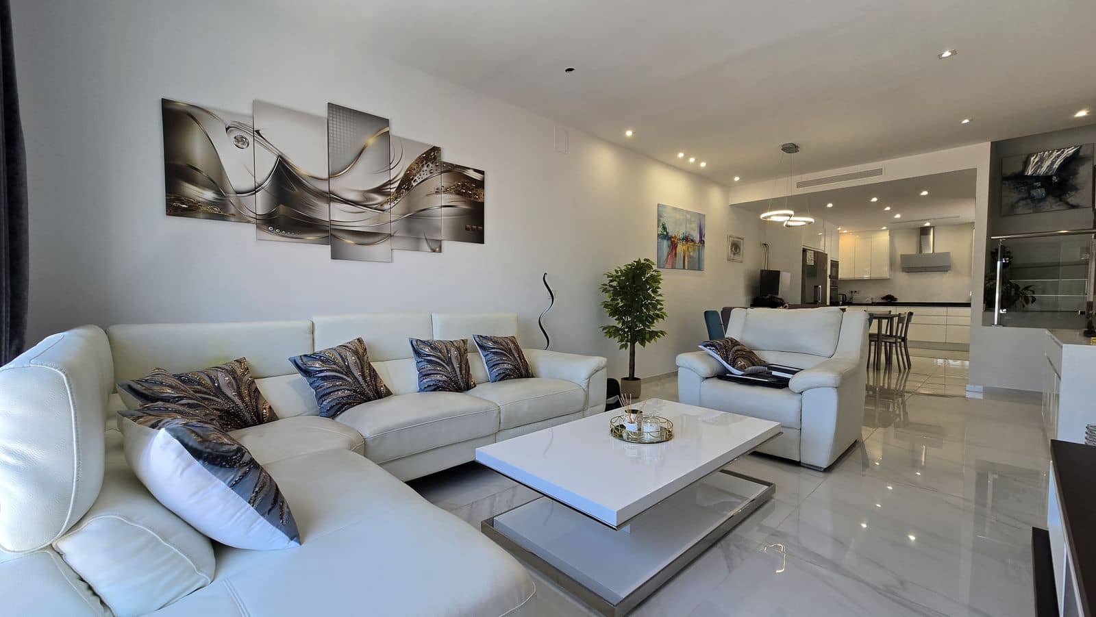 Chalet de 4 habitaciones en San Pedro de Alcantara en venta - 1.200.000 € (Ref: 9952273)