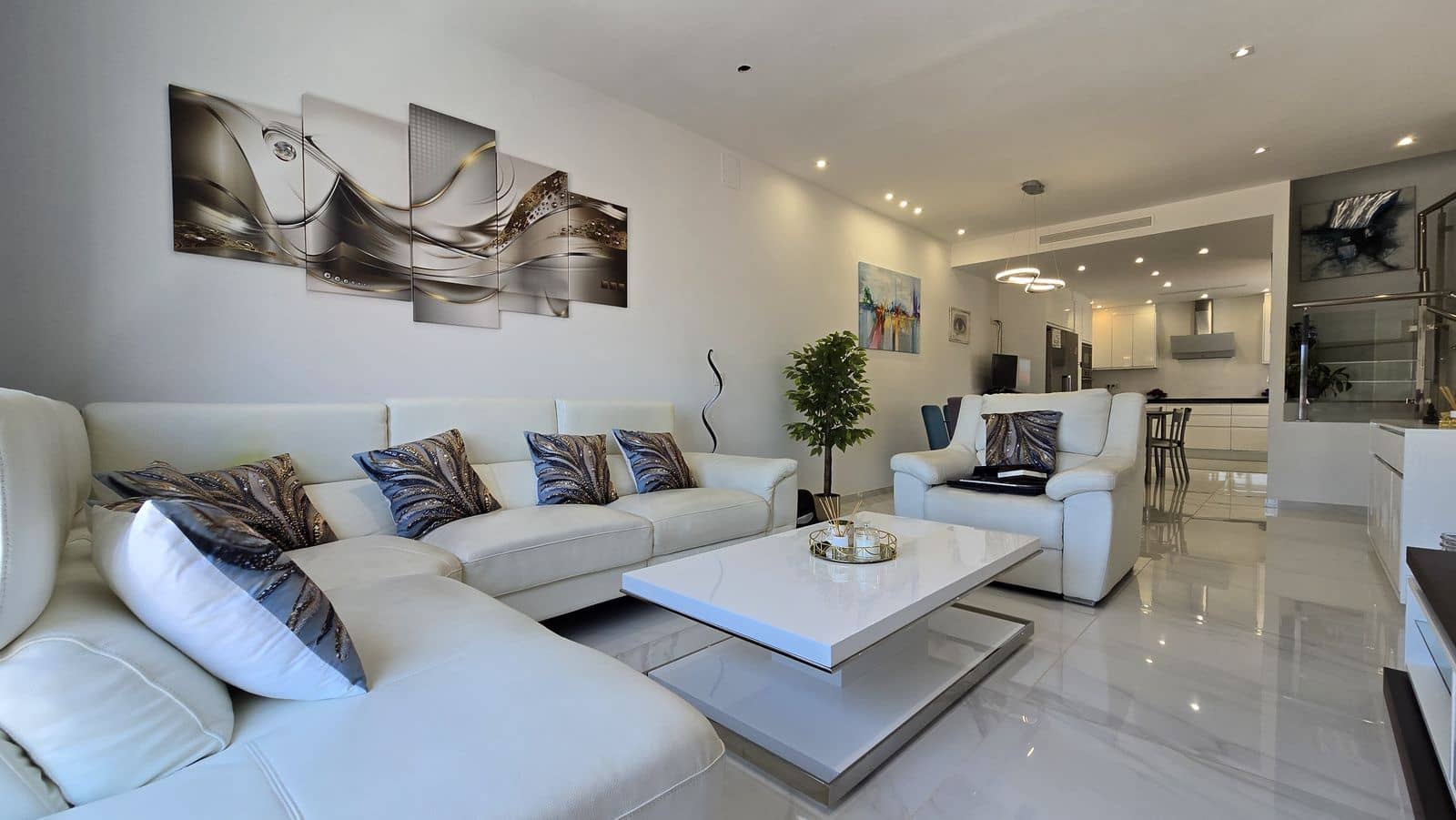 Chalet de 4 habitaciones en San Pedro de Alcantara en venta - 1.200.000 € (Ref: 9952273)