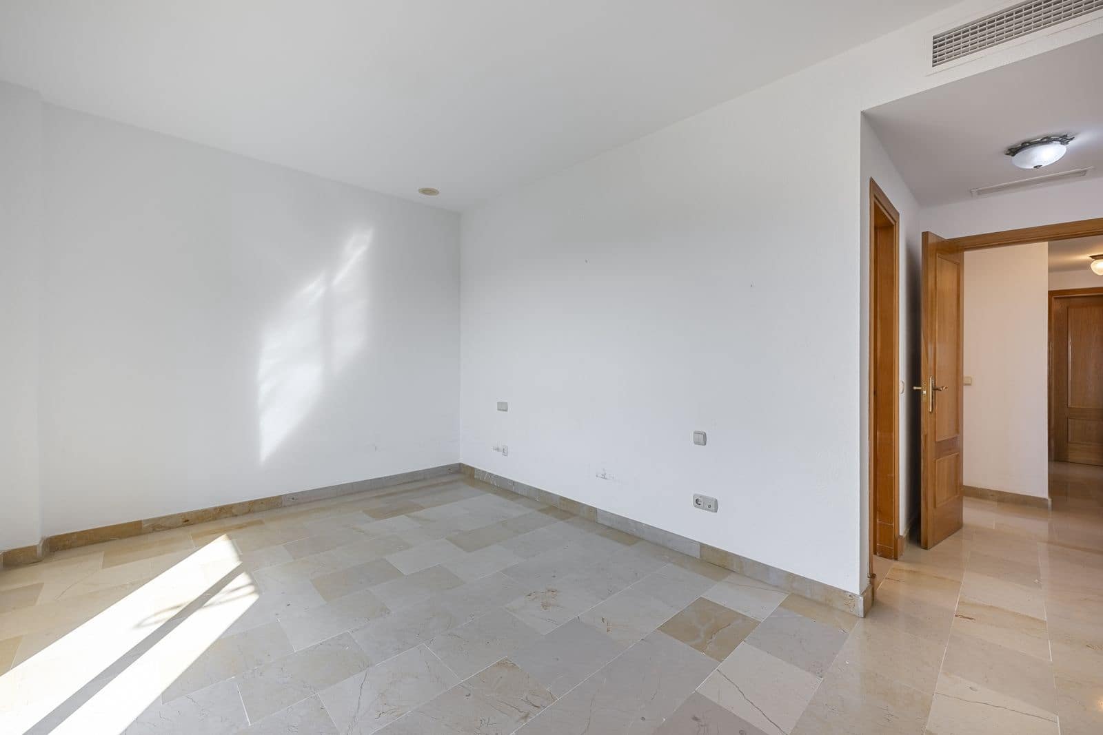 3 bedroom Apartment for sale in San Pedro de Alcantara - € 649,000 (Ref: 9967410)