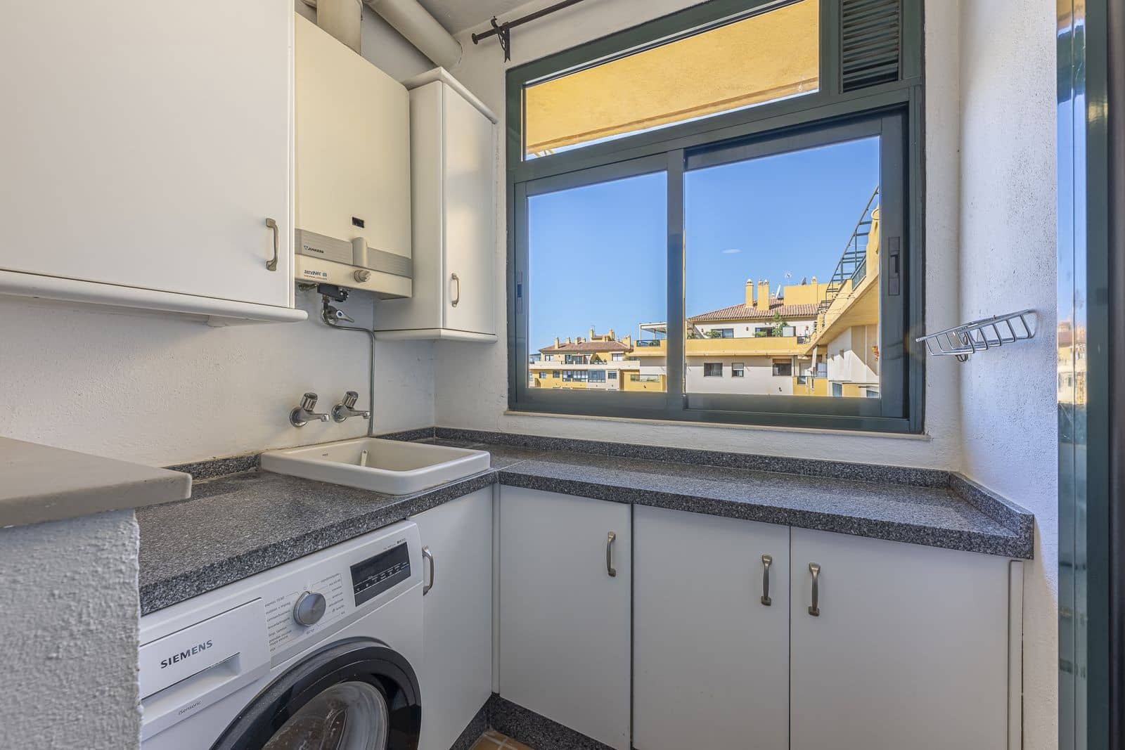 3 bedroom Apartment for sale in San Pedro de Alcantara - € 649,000 (Ref: 9967410)