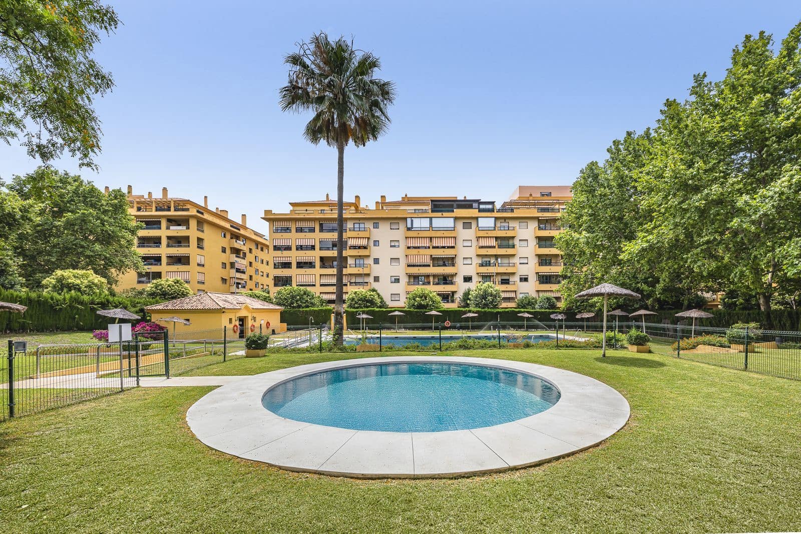 3 bedroom Apartment for sale in San Pedro de Alcantara - € 649,000 (Ref: 9967410)