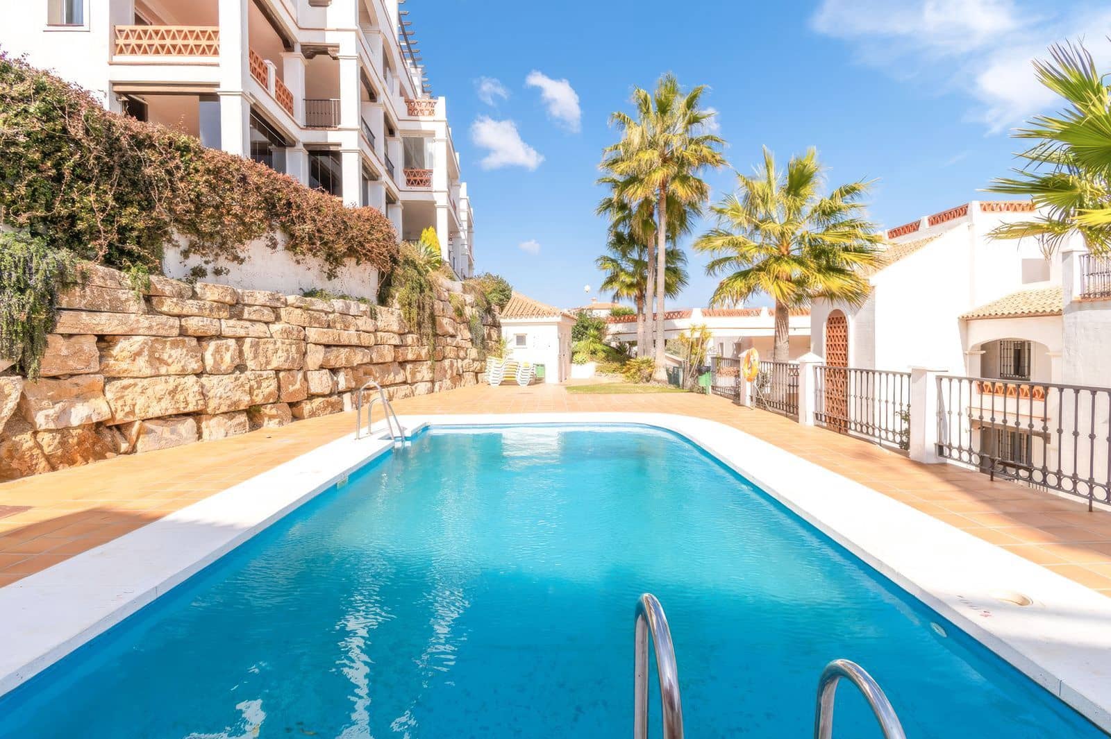 2 bedroom Apartment for sale in Calahonda - € 349,000 (Ref: 9967436)