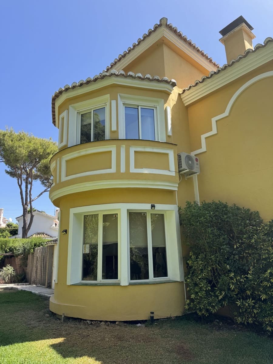 3 bedroom Semi-detached Villa for sale in Calahonda - € 670,000 (Ref: 9967447)