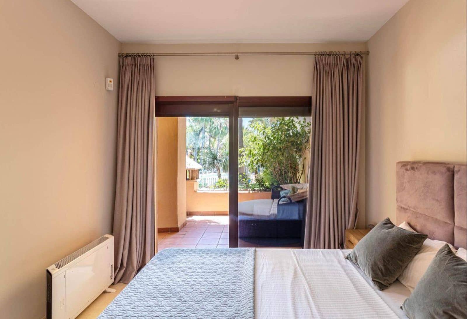 2 bedroom Apartment for sale in San Pedro de Alcantara - € 950,000 (Ref: 9967491)