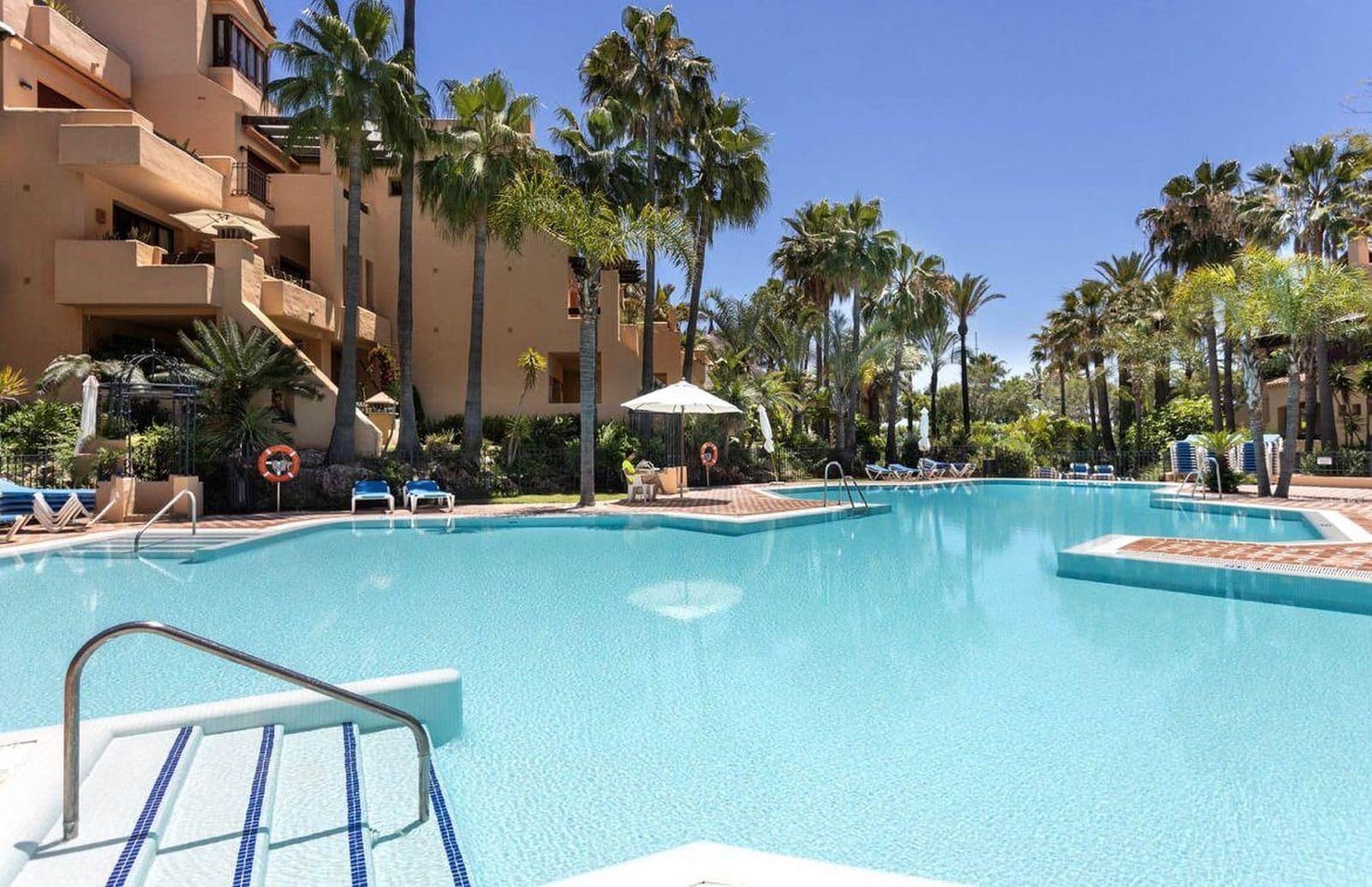2 bedroom Apartment for sale in San Pedro de Alcantara - € 950,000 (Ref: 9967491)