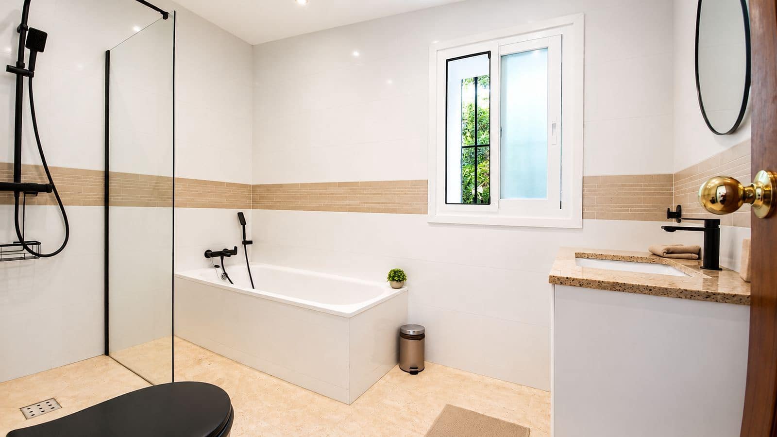 Chalet de 3 habitaciones en Las Chapas en venta - 1.349.000 € (Ref: 9998189)