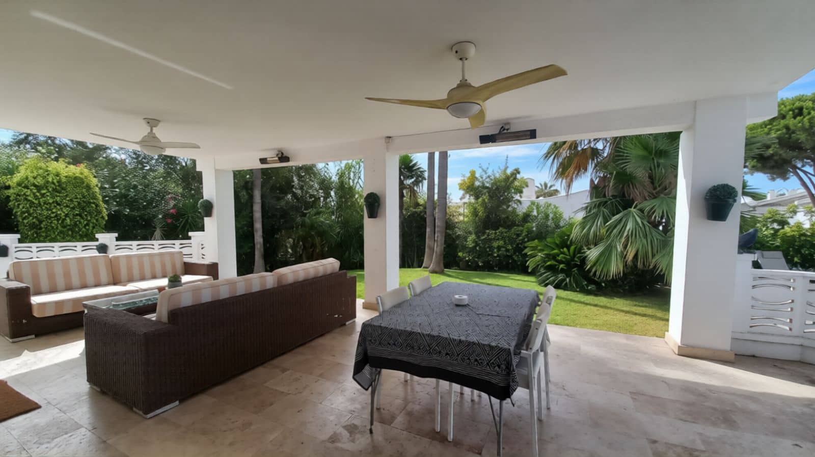 Chalet de 3 habitaciones en Las Chapas en venta - 1.349.000 € (Ref: 9998189)