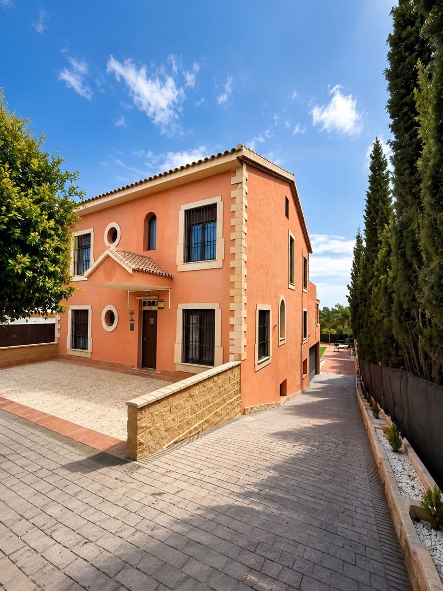 5 bedroom Villa for sale in Malaga city - € 790,000 (Ref: 9998191)