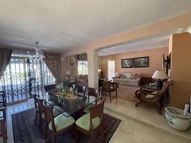 3 soveværelse Villa til salg i Nueva Andalucia, Marbella - € 699.000 (Ref: 9998212)