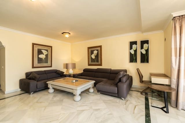 2 slaapkamer Appartement te koop in Elviria, Marbella - € 810.000 (Ref: 9998213)